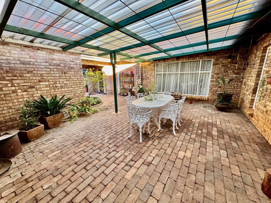 5 Bedroom Property for Sale in Van Der Hoff Park North West